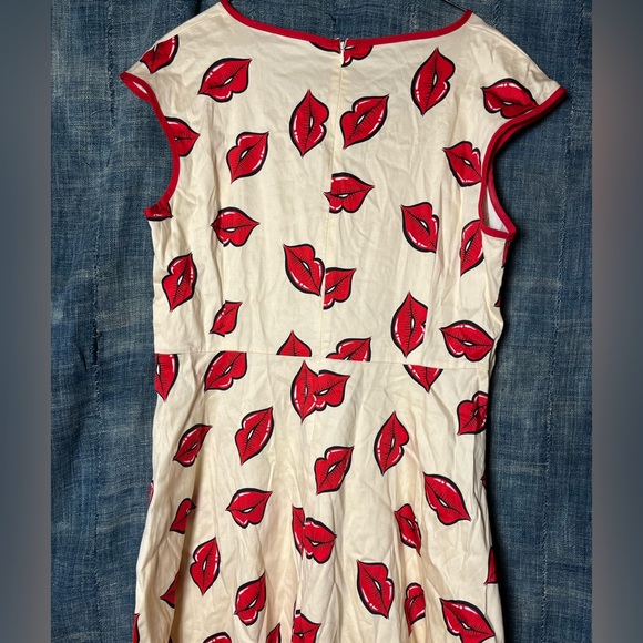 Cute & Kitschy Lip Print Dress 1X - Picture 5 of 7